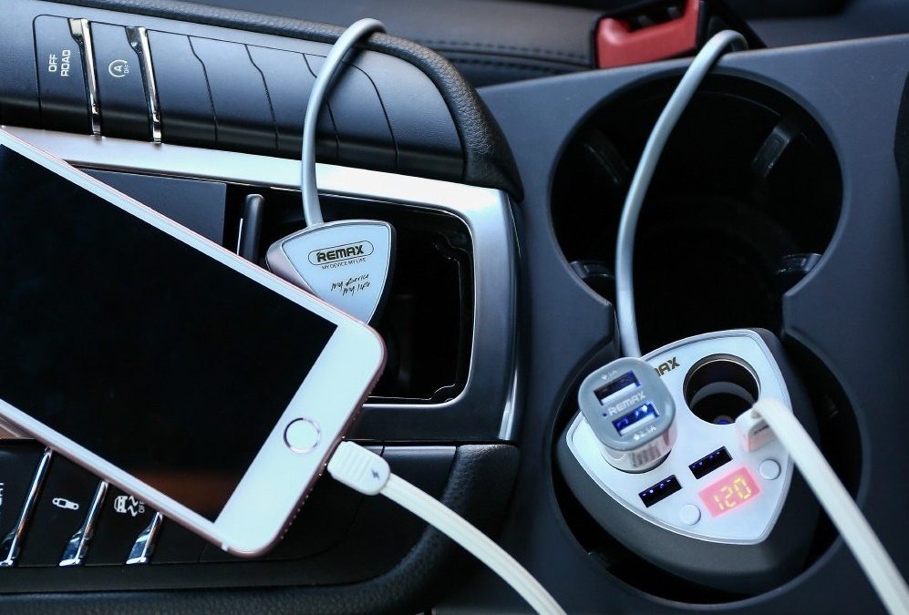 Tips Aman Mengisi Baterai HP di Dalam Mobil